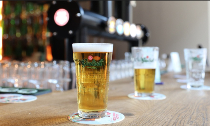 Grolsch pils op de bar